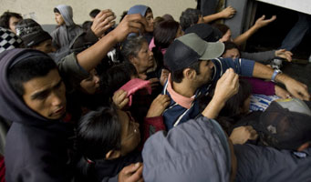 Casi un millar de chilenos saquean supermercado ante falta de alimentos