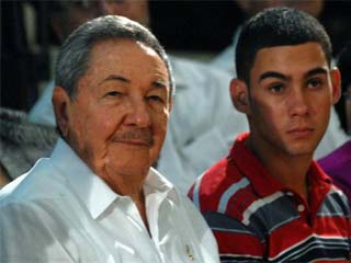 Asiste Raúl Castro a culto por aniversario del regreso de Elián