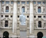 Curiosa escultura frente a la Bolsa de Valores de Milán