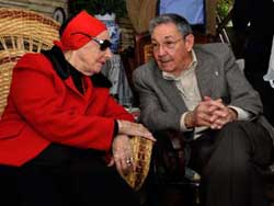 Raúl Castro visita a prima ballerina Alicia Alonso