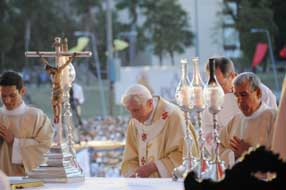 Cubanos se dan la paz bajo la lluvia durante la misa de Su Santidad Benedicto XVI